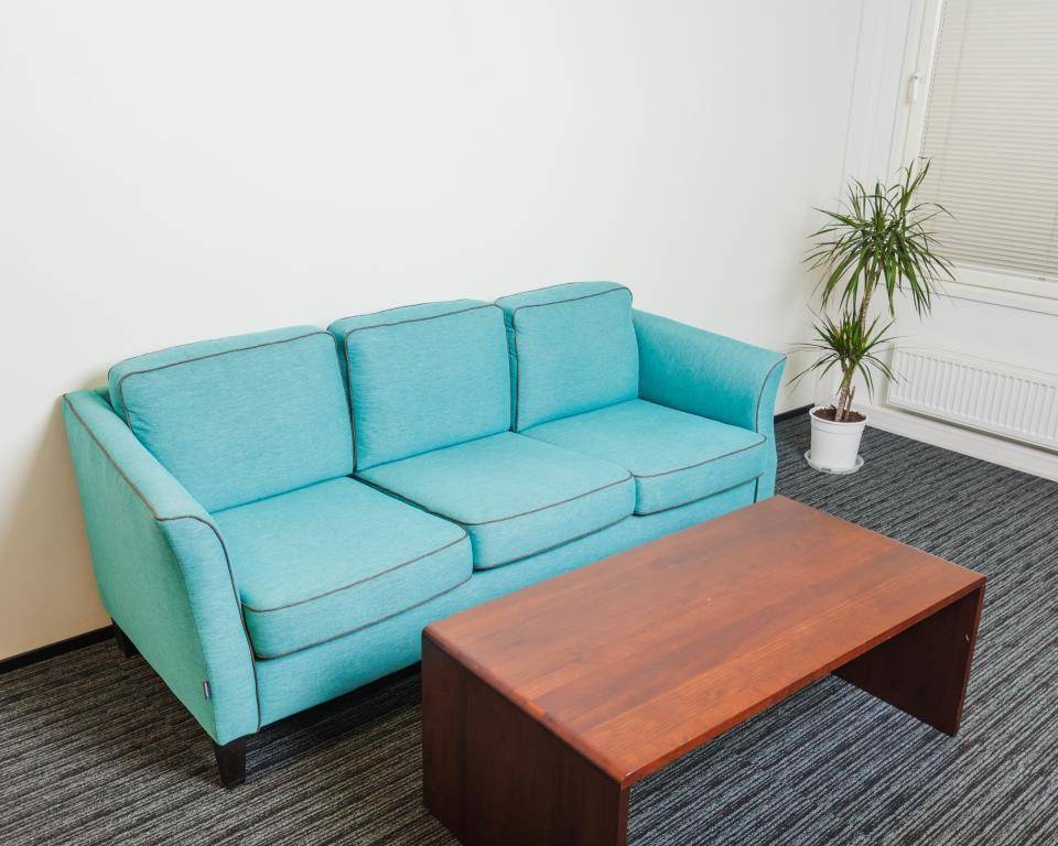ilustrasi sofa berwarna turquoise (freepik.com/freepik)
