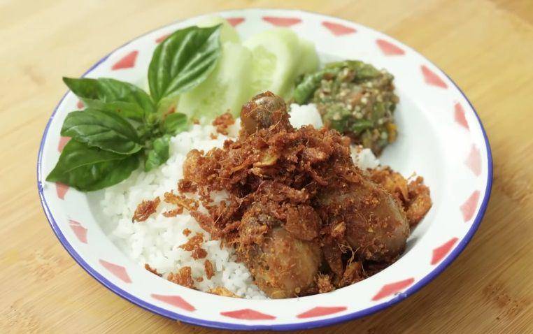 ayam goreng serundeng bawang (YouTube.com/Devina Hermawan)