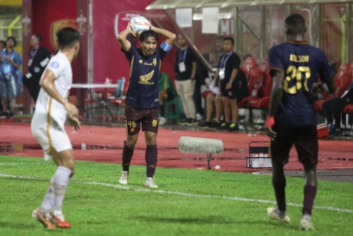 Gelandang PSM Makassar, Muhammad Arfan (tengah), saat akan melakukan throw in dalam laga pekan ke-18 BRI Liga 1 2023-24 kontra Persija Jakarta yang berlangsung di Stadion Gelora B.J. Habibie Parepare, Jumat 3 November 2023. (Dok. Ofisial PSM Makassar/Agung Dewantara)