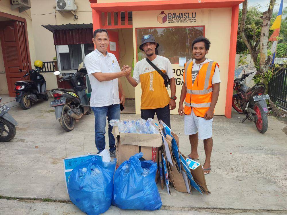 Bank Sampah Yamantab (BSY) menerima donasi sampah layak kelola dari Bawaslu Tapteng. (Dok YAMANTAB)