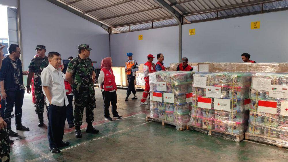 Jusuf Kalla Tinjau Bantuan PMI untuk Palestina di Halim Perdana Kusuma. (dok. PMI)