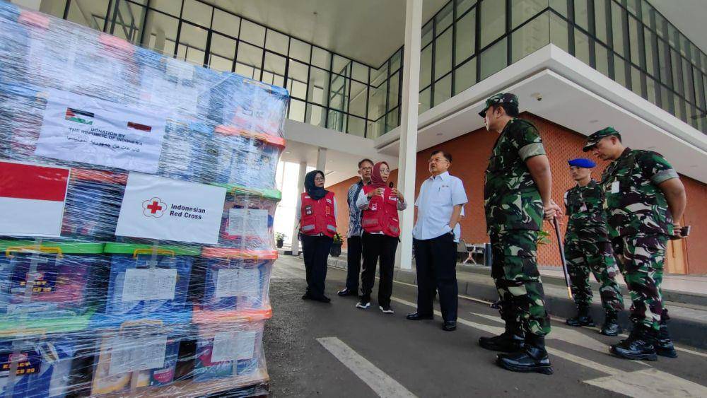Jusuf Kalla Tinjau Bantuan PMI untuk Palestina di Halim Perdana Kusuma. (dok. PMI)