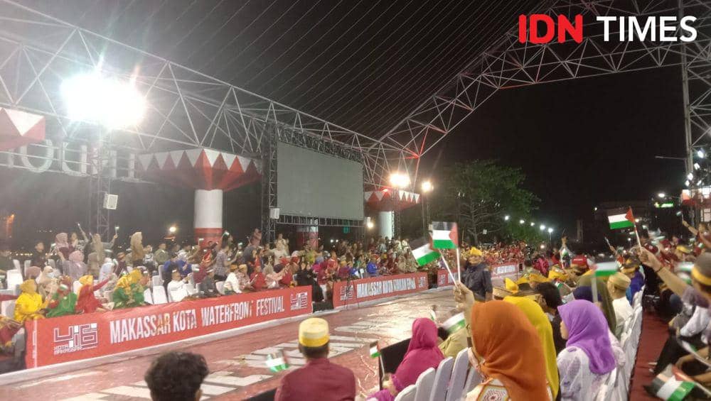 Bendera Palestina bertebaran pada seremoni HUT ke-416 Kota Makassar, Kamis malam (2/11/2023). (IDN Times/Ashrawi Muin)