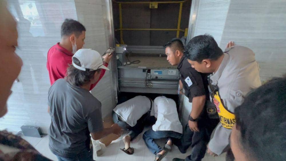 Upaya evakuasi mahasiswa terjebak di dalam lift di kampus Universitas Fajar (Unifa) Makassar, Jumat pagi (3/11/2023). (IDN Times/Dahrul Amri)