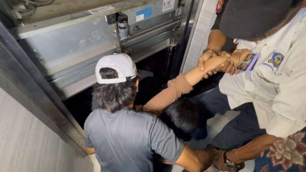 Upaya evakuasi mahasiswa terjebak di dalam lift di kampus Universitas Fajar (Unifa) Makassar, Jumat pagi (3/11/2023). (IDN Times/Dahrul Amri)