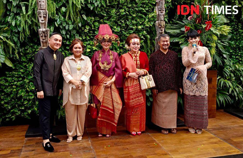 Presiden Lions Club Seruni, Angelina Anastasia Hutagaol (Tiga dari kanan) (IDN Times/Arifin Al Alamudi)