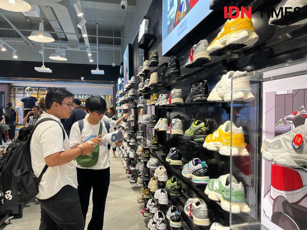 Toko sepatu Foot Locker buka di DP Mal Semarang, Jumat (3/11/2023). (IDN Times/Anggun Puspitoningrum)