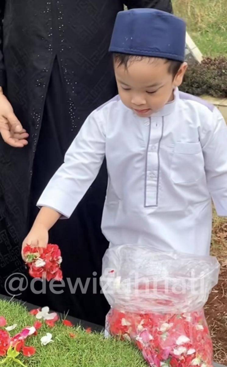 potret Gala Sky ziarah ke makam orang tuanya (Instagram.com/dewizuhriati)