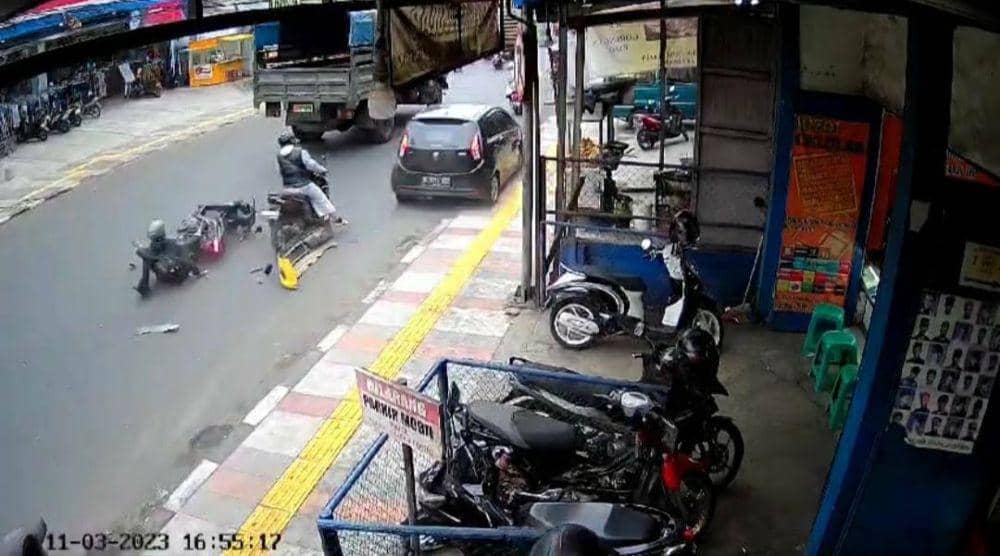 Polisi Selidiki Insiden Minibus Seruduk Pengendara di Lembang