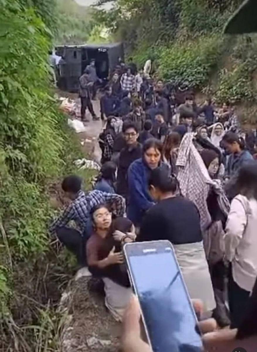 Kondisi Rombongan Mahasiswa Usai Truk yang Membawa Mereka Terguling di Pasir Angling, Lembang, KBB. (Istimewa)