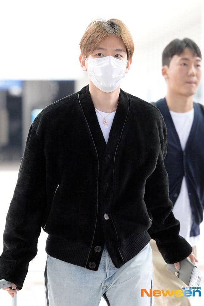 Baekhyun EXO berangkat ke Indonesia untuk Allo Bank Hangout. (dok. Newsen)