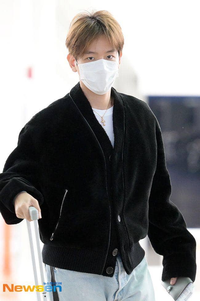 Baekhyun EXO berangkat ke Indonesia untuk Allo Bank Hangout. (dok. Newsen)