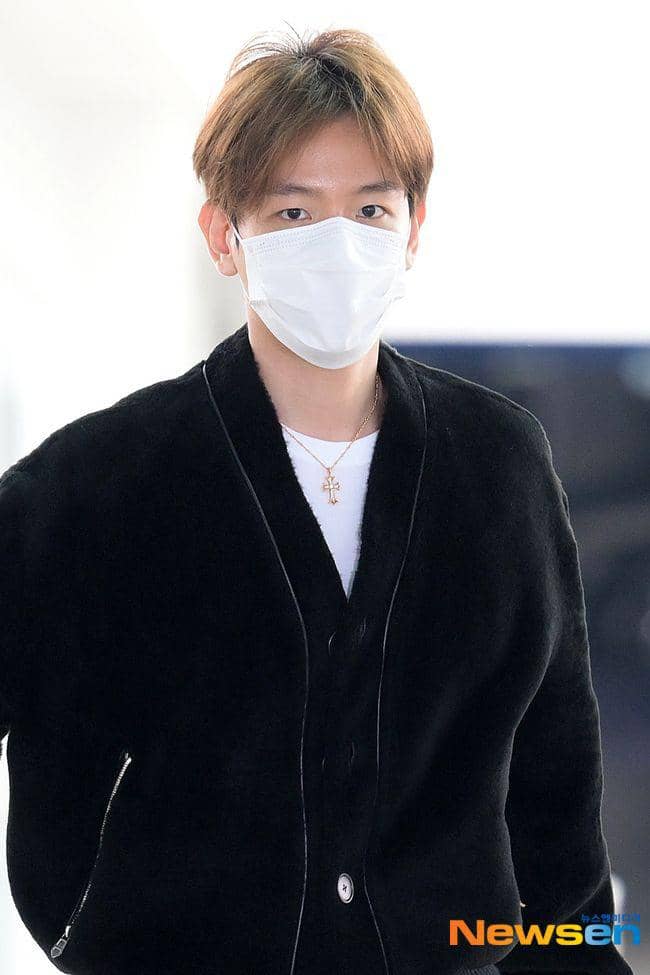 Baekhyun EXO berangkat ke Indonesia untuk Allo Bank Hangout. (dok. Newsen)