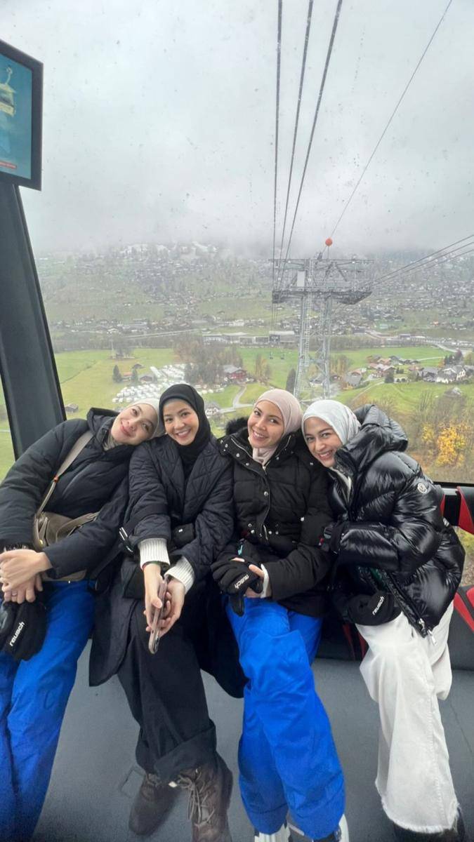potret Dian Ayu, Nina Zatulini, Natasha rizky, dan Ratna Galih di Swiss (instagram.com/ninazatulini22)