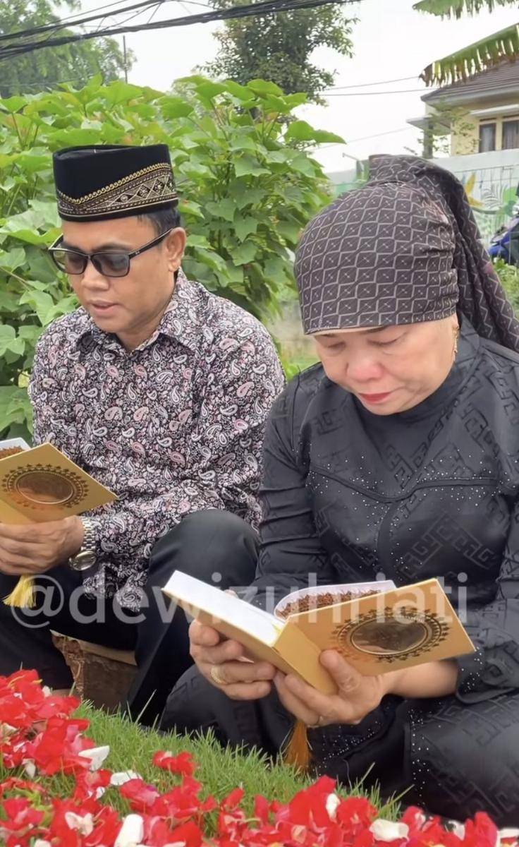 potret Gala Sky ziarah ke makam orang tuanya (Instagram.com/dewizuhriati)