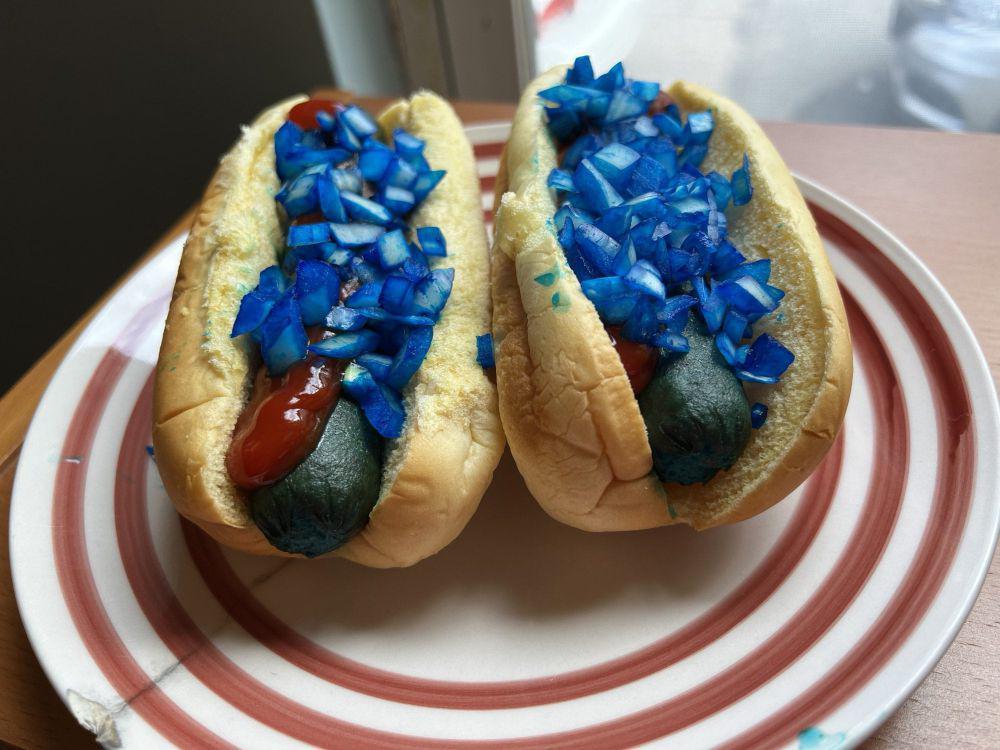 9 Potret Inovasi Nyeleneh Hidangan Hot Dog, Isiannya kok Aneh Gini?