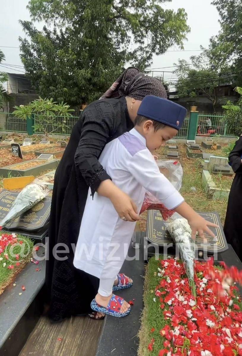potret Gala Sky ziarah ke makam orang tuanya (Instagram.com/dewizuhriati)