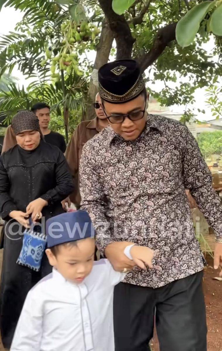 potret Gala Sky ziarah ke makam orang tuanya (Instagram.com/dewizuhriati)