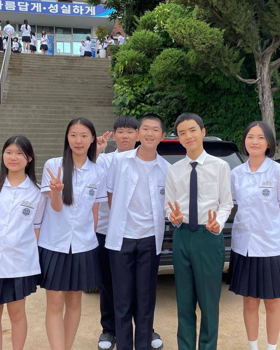 Moon Woo Jin di lokasi syuting Castaway Diva (instagram.com/mwj_mom)