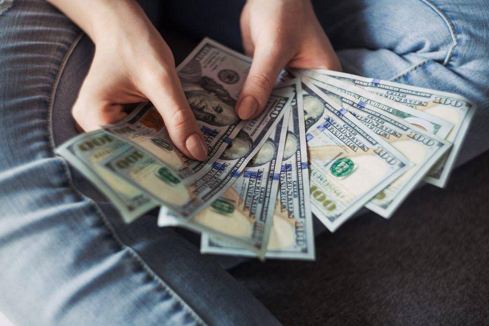 ilustrasi beberapa lembar uang dollar (unsplash.com/Alexander Mils)