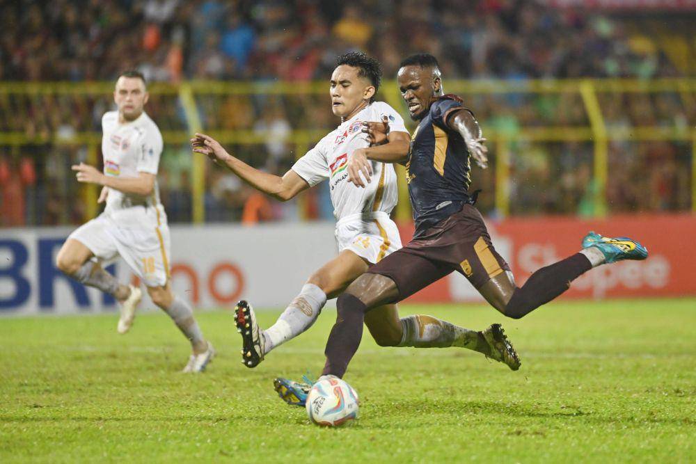 Pesepak bola PSM Makassar Victor Mansaray (kanan) berebut bola dengan pesepak bola Persija Jakarta Rizky Ridho (tengah) pada laga lanjutan BRI Liga 1 2023/2024 di Stadion Gelora BJ Habibie, Parepare, Sulawesi Selatan, Jumat (3/11/2023). PSM Makassar kalah dari tim tamu Persija Jakarta dengan skor 2-3. ANTARA FOTO/Zul Kifli/ap/nym.