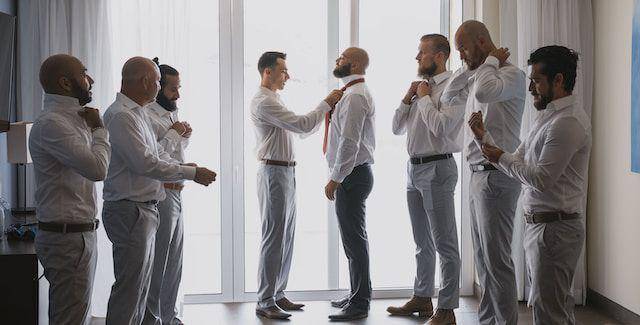 ilustrasi groomsmen sedang bersiap-siap (unsplash.com/Asdrubal luna)