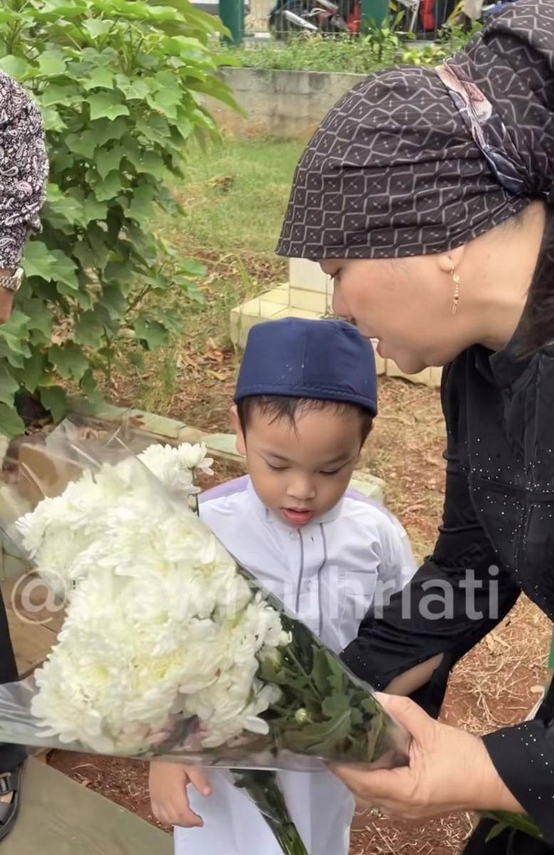 potret Gala Sky ziarah ke makam orang tuanya (Instagram.com/dewizuhriati)