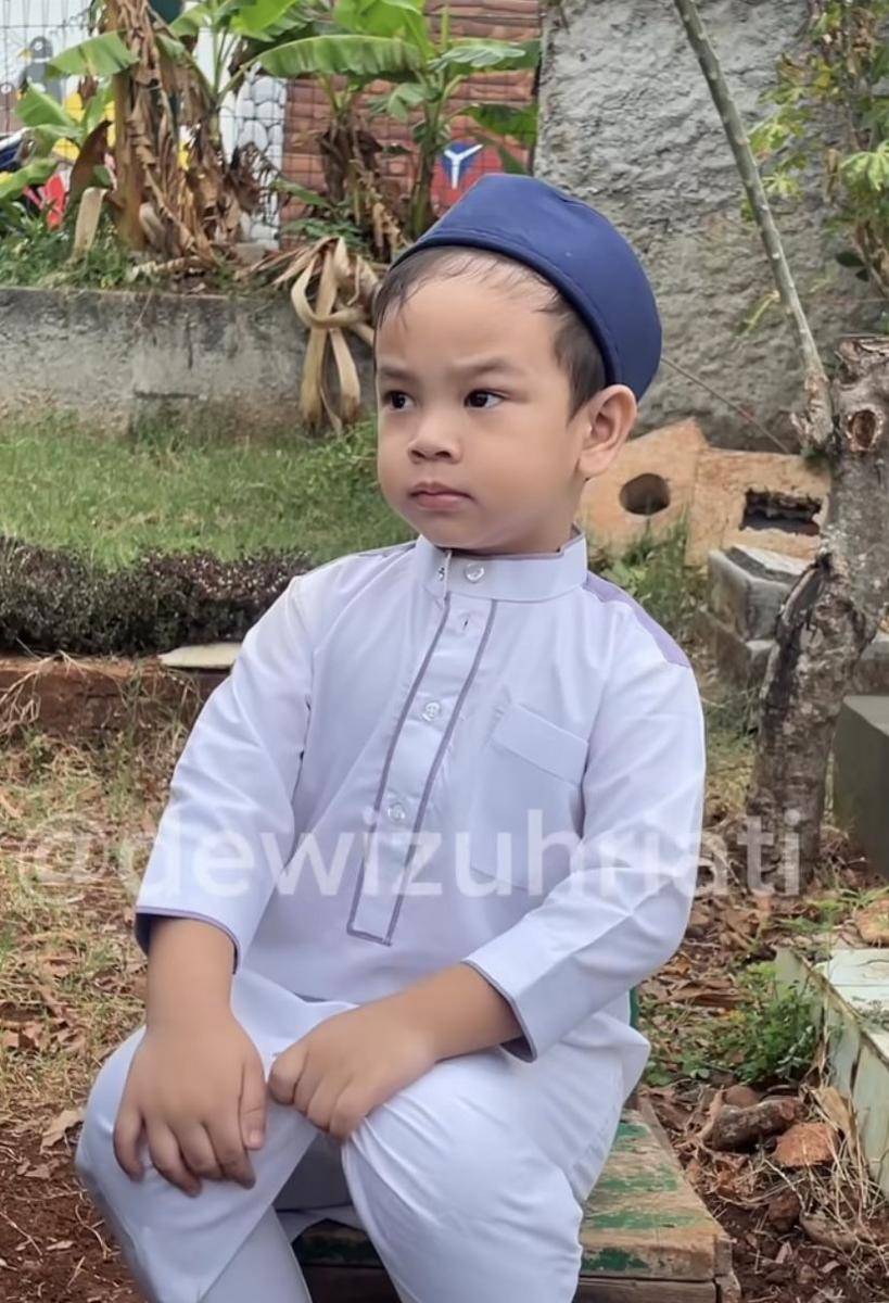 potret Gala Sky ziarah ke makam orang tuanya (Instagram.com/dewizuhriati)