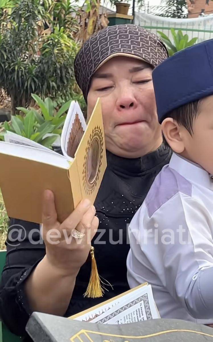 potret Gala Sky ziarah ke makam orang tuanya (Instagram.com/dewizuhriati)