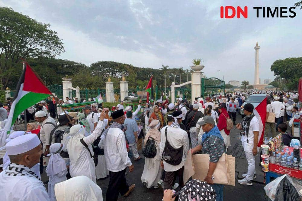 Massa Aksi Damai Bela Palestina berkumpul di Monumen Nasional (Monas), Jakarta Pusat, Minggu (5/11/2023). (IDN Times/Fadhliansyah)