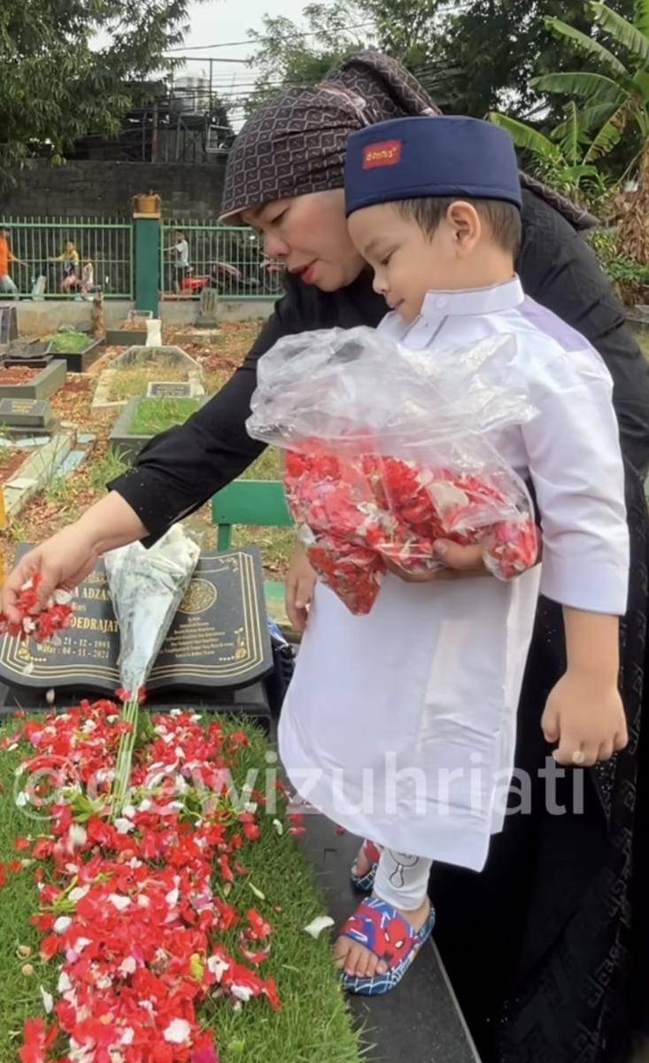 potret Gala Sky ziarah ke makam orang tuanya (Instagram.com/dewizuhriati)