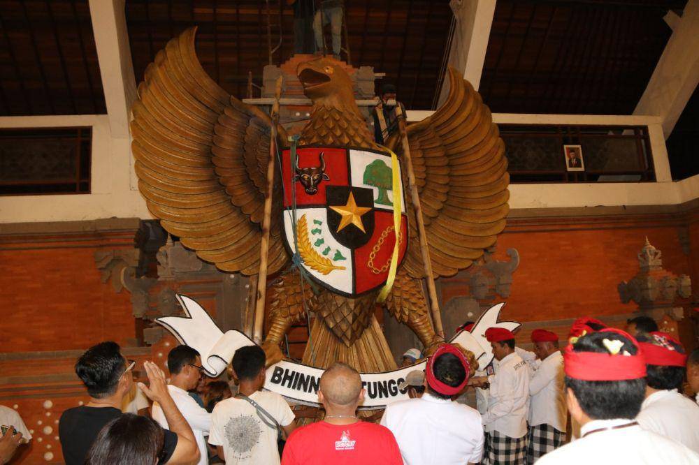 Pemasangan lambang Garuda Pancasila di Gedung Maria, Kabupaten Tabanan (Dok.IDNTimes/Humas Tabanan)