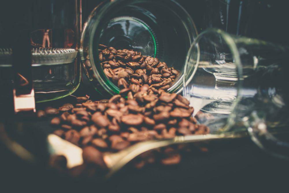 ilustrasi biji kopi di dalam stoples (unsplash.com/Georgi Petrov)