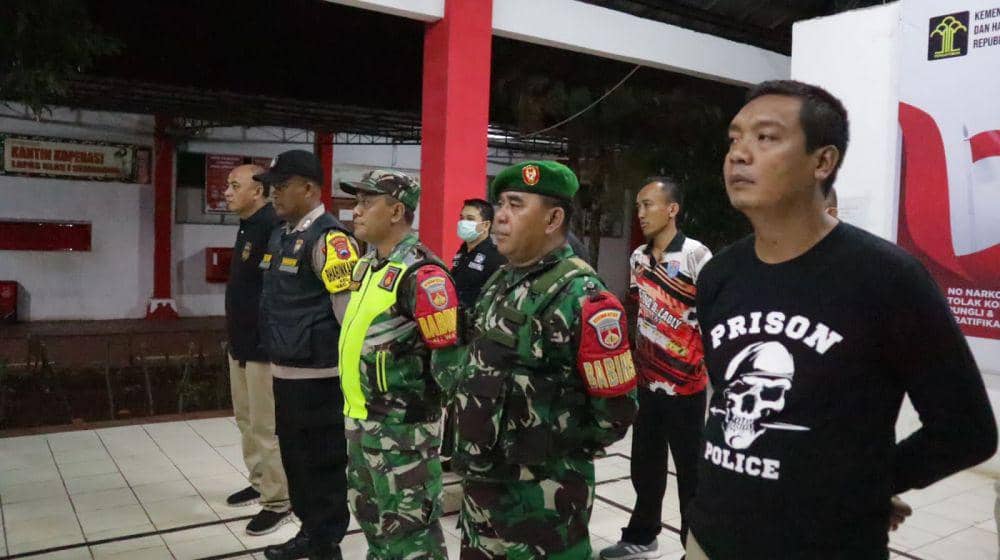 Para Bhabinkamtibmas dan babinsa Polsek Ngaliyan tampak ikut apel siaga sebelum razia ke kamar narapidana Lapas Kedungpane Semarang. (IDN Times/Dok Humas Lapas Kedungpane Semarang)
