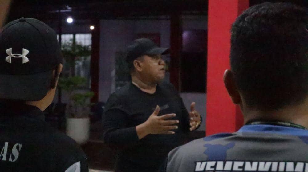 Kalapas Kedungpane Semarang Usman Madjid memberikan pengarahan sebelum merazia puluhan kamar narapidana. (IDN Times/Dok Humas Lapas Kedungpane Semarang)