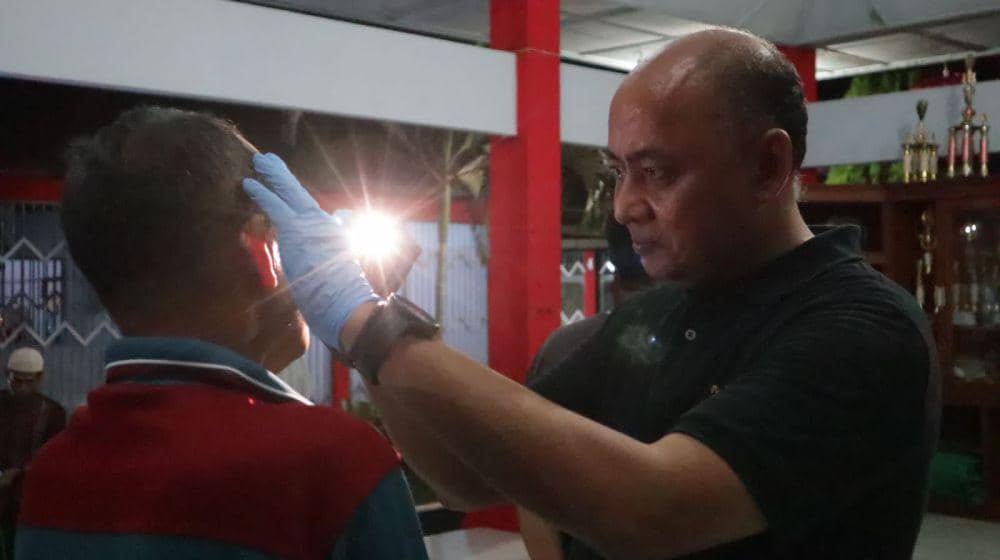 Seorang dokter Lapas Kedungpane Semarang memeriksa pupil mata salah satu narapidana untuk mengecek ketergantungan pada obat-obatan terlarang. (IDN Times/Dok Humas Lapas Kedungpane Semarang)
