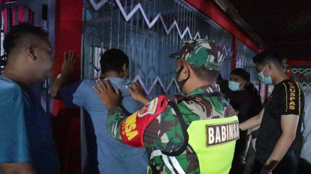 Seorang narapidana Lapas Kedungpane Semarang saat digeledah seluruh badannya oleh petugas keamanan. (IDN Times/Dok Humas Lapas Kedungpane Semarang Kedungpane)