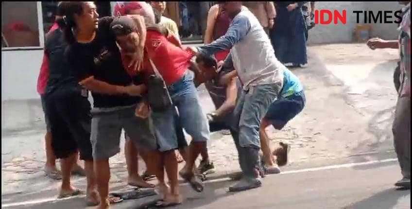 Scrensot vidio viral 3 pria adu jotos di Magetan/ IDN Times/ Istimewa
