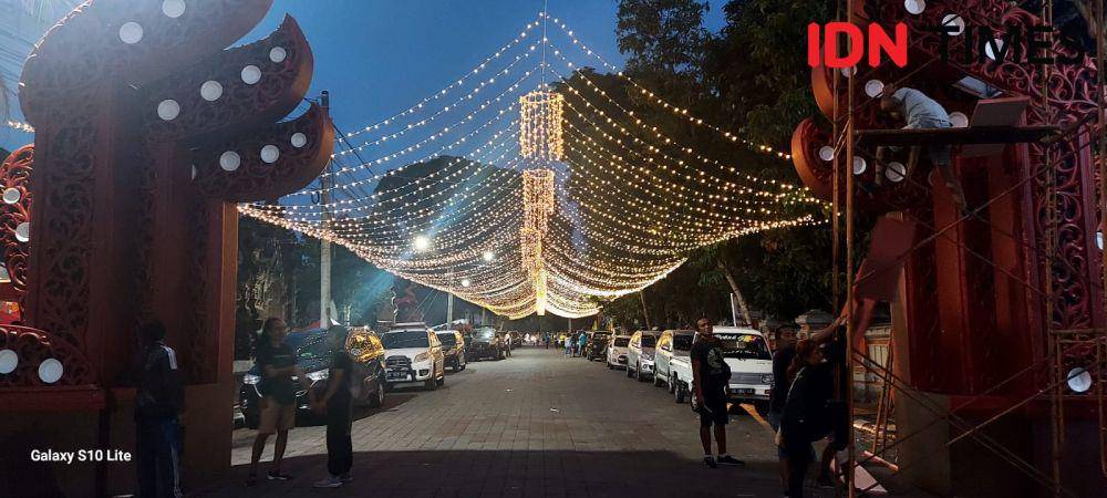 Hiasan lampu di kawasan Gedung Maria Kabupaten Tabanan (IDN Times/Wira Sanjiwani)