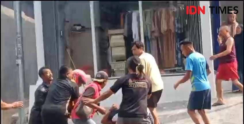 Scrensot vidio viral 3 pria adu jotos di Magetan/ IDN Times/ Istimewa