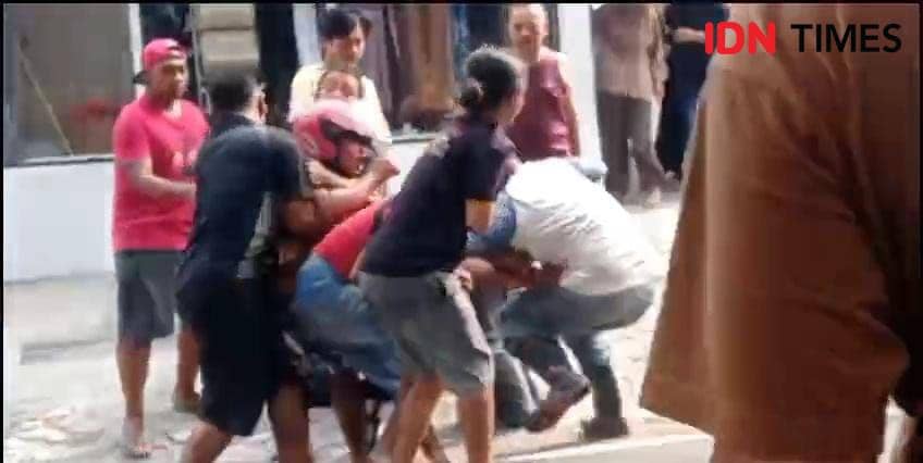 Scrensot vidio viral 3 pria adu jotos di Magetan/ IDN Times/ Istimewa