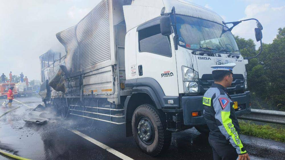 Truk tronton box milik ekspedisi JNE terbakar di jalan tol Pekanbaru-Dumai (IDN Times/ Fanny Rizano)