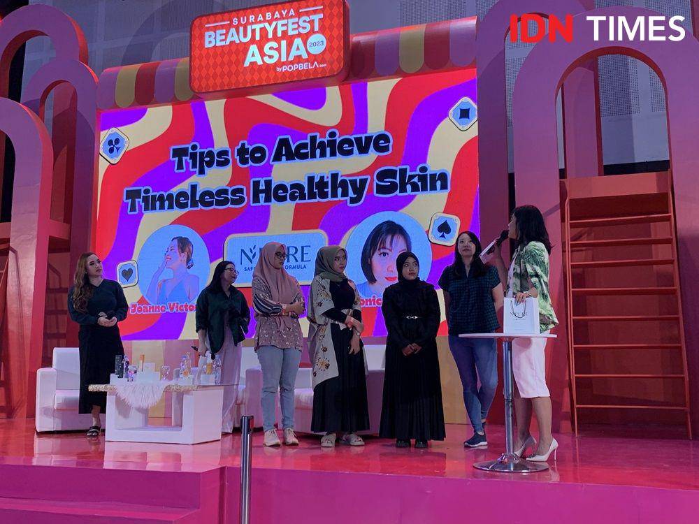 Talkshow BeautyFest Asia Surabaya 2023 by Popbela.com: "Tips to Achieve Timeless Healthy Skin" di Grand City Convention And Exhibition, Surabaya, Sabtu (4/11/2023). (IDN Times/Fasrinisyah Suryaningtyas)