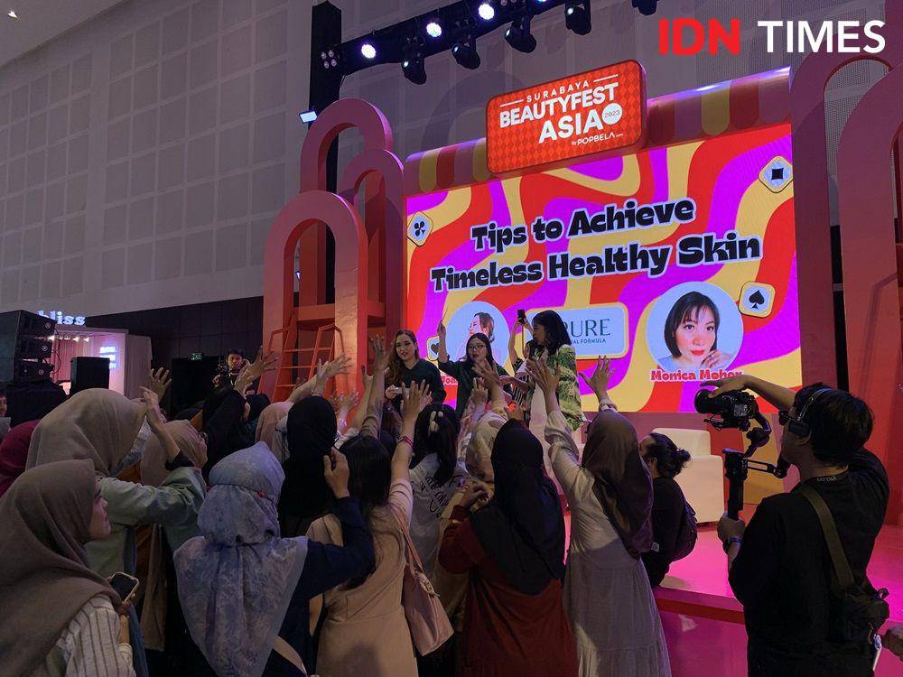 Talkshow BeautyFest Asia Surabaya 2023 by Popbela.com: "Tips to Achieve Timeless Healthy Skin" di Grand City Convention And Exhibition, Surabaya, Sabtu (4/11/2023). (IDN Times/Fasrinisyah Suryaningtyas)