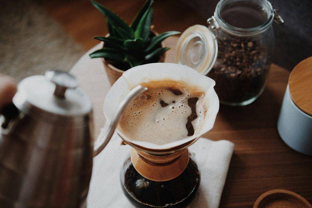 ilustrasi menyeduh kopi (unsplash.com/Jannis Brandt)