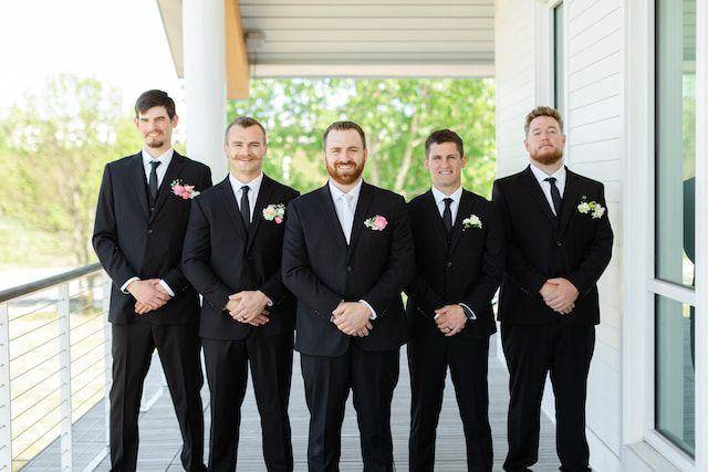 ilustrasi groomsmen di acara pernikahan (unsplash.com/Jennifer Kalenberg)