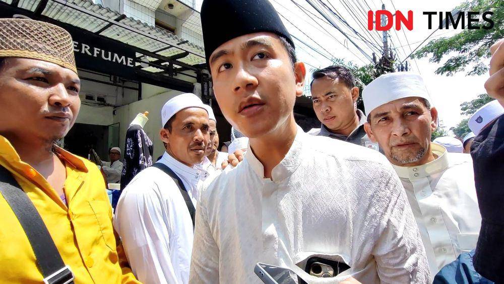 Gibran Rakabuming Raka menghadiri acara Haul Habib Ali Al Hapsyi. (IDN Times/Larasati Rey)