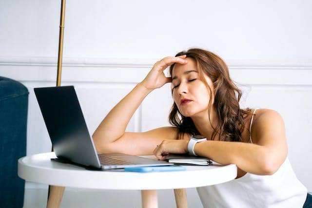 ilustrasi tidak termotivasi (pexels.com/Anna Tarazevich)