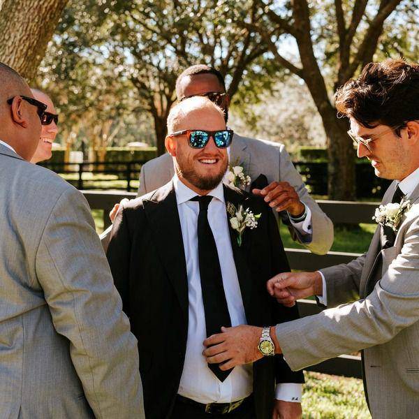 ilustrasi groomsmen membantu pengantin pria (pexels.com/Carsten Vollrath)