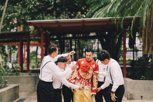 ilustrasi groomsmen membantu pengantin pria (pexels.com/Dewey gallery)